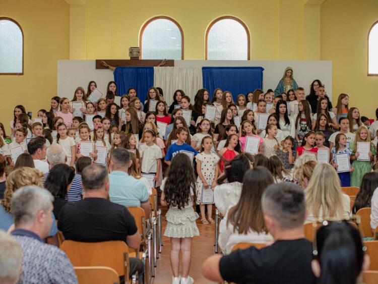 FOTO: Na Vionici održana 11. izložba radova polaznika “Tečaja slikanja i crtanja” pod vodstvom akademskog slikara Vilima Parića