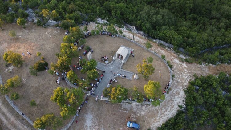 Krstivoda – jedno od najstarijih katoličkih svetišta u BiH i ove godine okupilo vjernike na uočnicu blagdana sv. Petra i Pavla