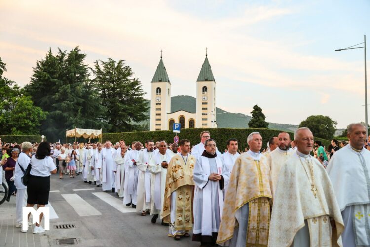 Tijelovo u Međugorju – Fra Zvonimir Pavičić: Dok je Gospodin s nama, nemamo se čega bojati!