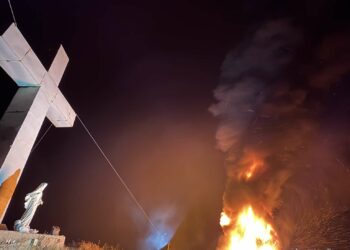 Večeras su mještani Gornjih Hamzića, kao i svake godine na uočnicu Svetog Ivana, zapalili svitnjake