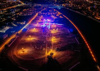 Spektakl u najavi: Pogled na scenu i performanse za Thompsonov koncert!