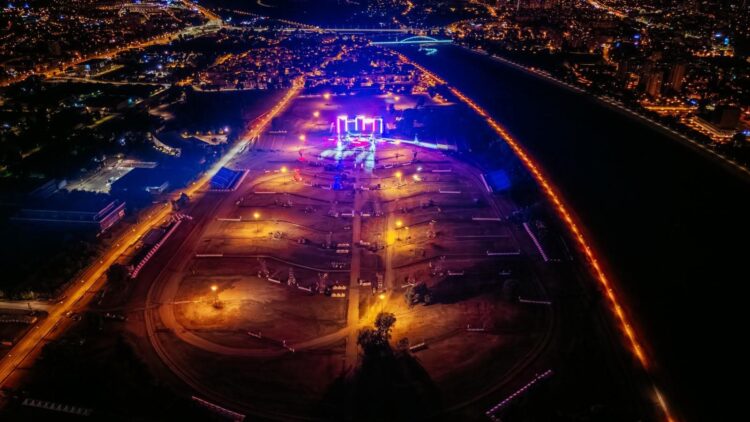 Spektakl u najavi: Pogled na scenu i performanse za Thompsonov koncert!