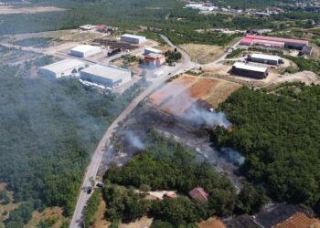 FOTO/VIDEO: Požar u industrijskoj zoni između Čitluka i Mostara privremeno obustavio promet