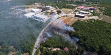 FOTO/VIDEO: Požar u industrijskoj zoni između Čitluka i Mostara privremeno obustavio promet