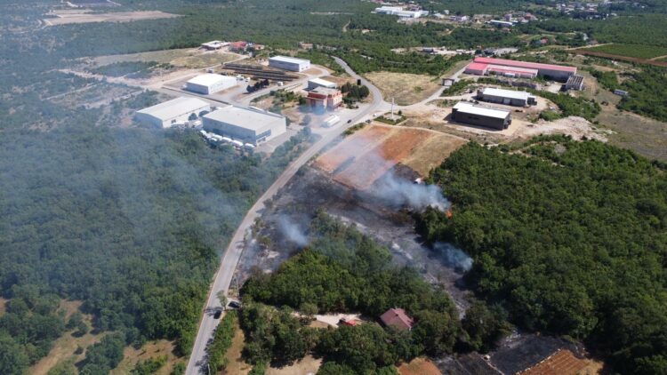 FOTO/VIDEO: Požar u industrijskoj zoni između Čitluka i Mostara privremeno obustavio promet