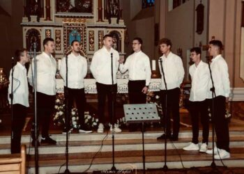 Klapa Providenca iz Čitluka nastupa na Večeri klapa debitanata na Bolu u sklopu 59. FDK Omiš