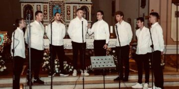 Klapa Providenca iz Čitluka nastupa na Večeri klapa debitanata na Bolu u sklopu 59. FDK Omiš