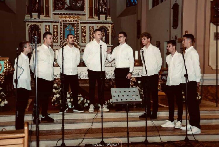 Klapa Providenca iz Čitluka nastupa na Večeri klapa debitanata na Bolu u sklopu 59. FDK Omiš