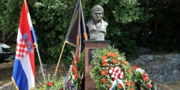U Vrgorcu svečano otkrivena bista Anti Gašparu, heroju Domovinskog rata