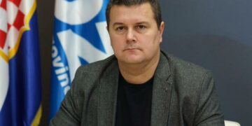 Nekima je problem što zgrada HNK Mostar ima prefiks “hrvatski”
