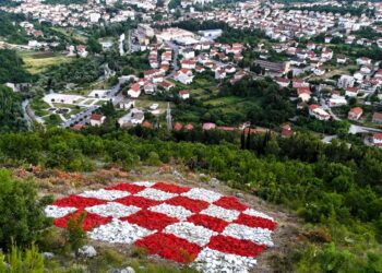 Priopćenje: “Srce Širokog ponovno kuca crveno-bijelo: Grb na Ciganskom brdu u novom sjaju”