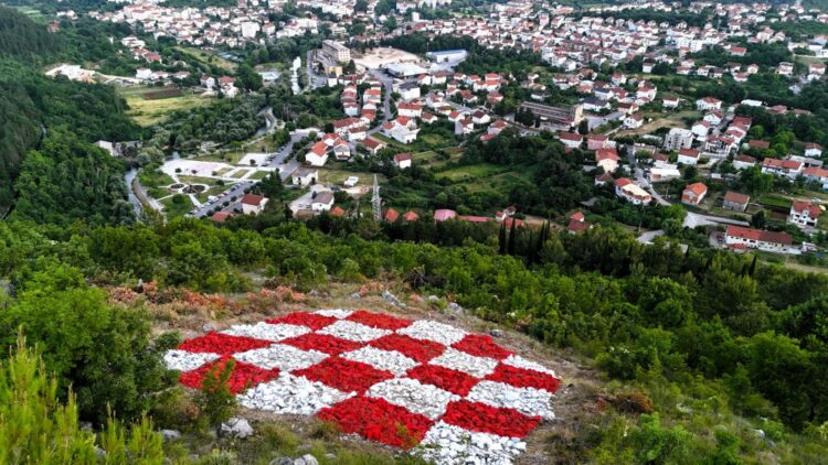 Priopćenje: “Srce Širokog ponovno kuca crveno-bijelo: Grb na Ciganskom brdu u novom sjaju”
