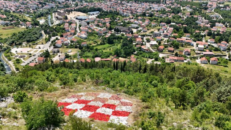 Obnova simbola zajedništva: Nastavljena akcija čišćenja hrvatskog grba na Ciganskom brdu