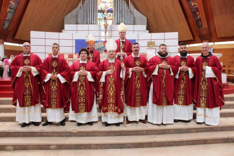 Petorica novih svećenika zaređena u Mostaru: „Više ne pripadate sebi, nego Kristu i njegovu narodu“