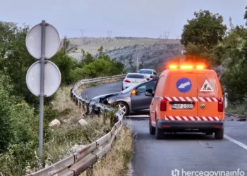 Jedna osoba ozlijeđena u prometnoj nezgodi na cesti Mostar – Čitluk: Promet potpuno obustavljen