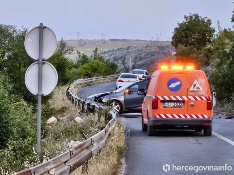 Jedna osoba ozlijeđena u prometnoj nezgodi na cesti Mostar – Čitluk: Promet potpuno obustavljen