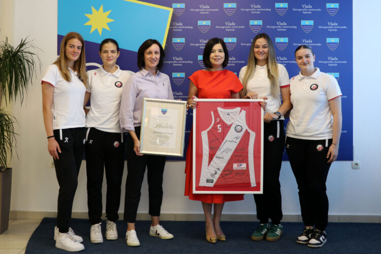 Košarkašice Zrinjskog kod predsjednice Vlade HNŽ-a nakon osvajanja dvostruke krune