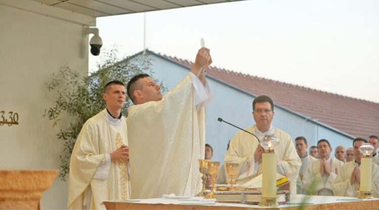 Don Pavao Prusina u župi sv.Ante Padovanskog na Humcu proslavio mladu misu
