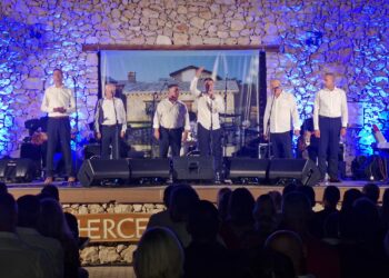 Tomislav Bralić i Klapa Intrade održali sjajan koncert u Međugorju: Hercegovačka publika u rasprodanom amfiteatru pokazala koliko ih voli!