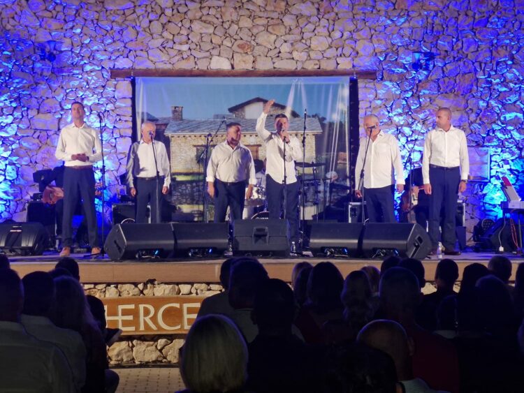 Tomislav Bralić i Klapa Intrade održali sjajan koncert u Međugorju: Hercegovačka publika u rasprodanom amfiteatru pokazala koliko ih voli!