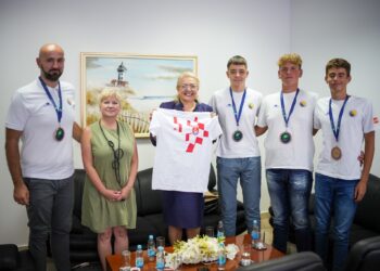 Predsjednica Bradara i ministrica Vlaisavljević s brončanim vaterpolistima