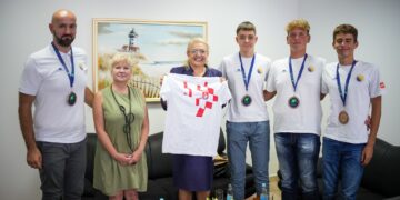 Predsjednica Bradara i ministrica Vlaisavljević s brončanim vaterpolistima