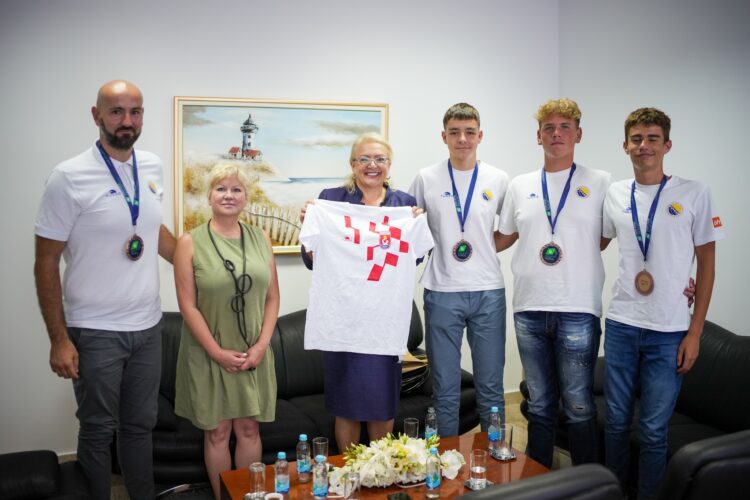 Predsjednica Bradara i ministrica Vlaisavljević s brončanim vaterpolistima