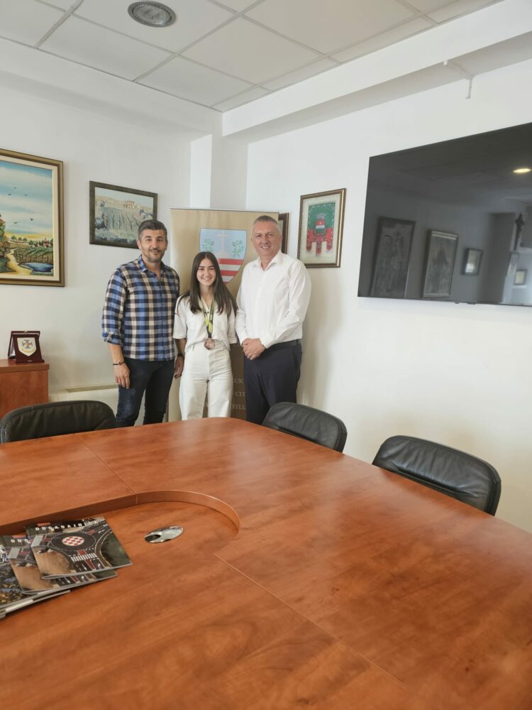 Karatistica Patricija Prga na prijemu kod načelnika općine Čitluk pred nastup na Svjetskoj ligi u Mexicu