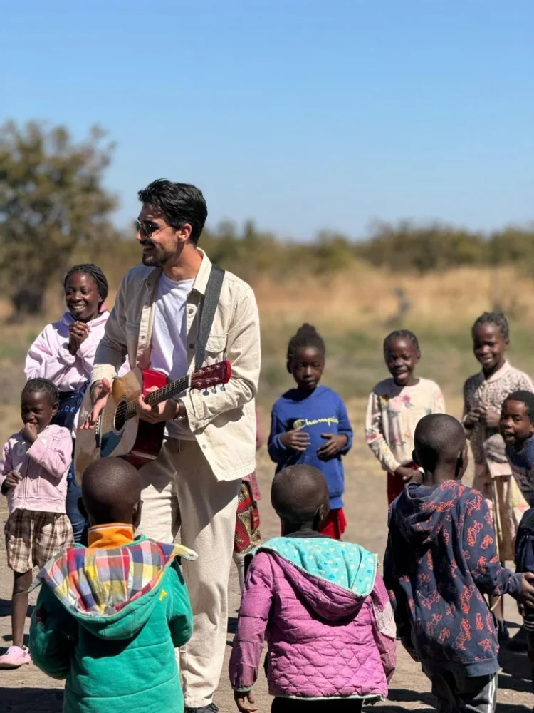 Glazbenik Josip Drinovac volontira u Africi: “Nevjerojatno je koliko im je ritmika urođena”