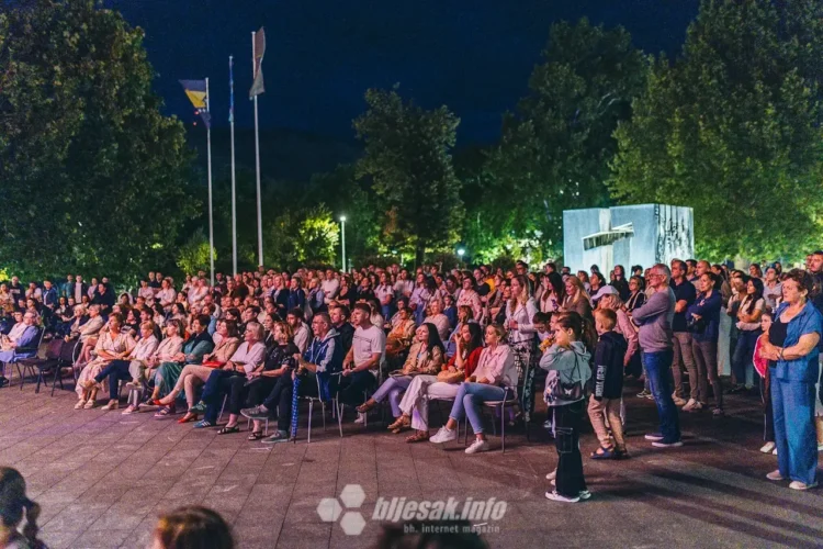 Mostar koncertom ispred Kosače odao počast jednom od najvećih glazbenika regije – Oliveru Dragojeviću.