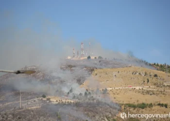 Minirano područje otežava borbu s požarom iznad Mostara – Helikopter OS BiH stiže u pomoć