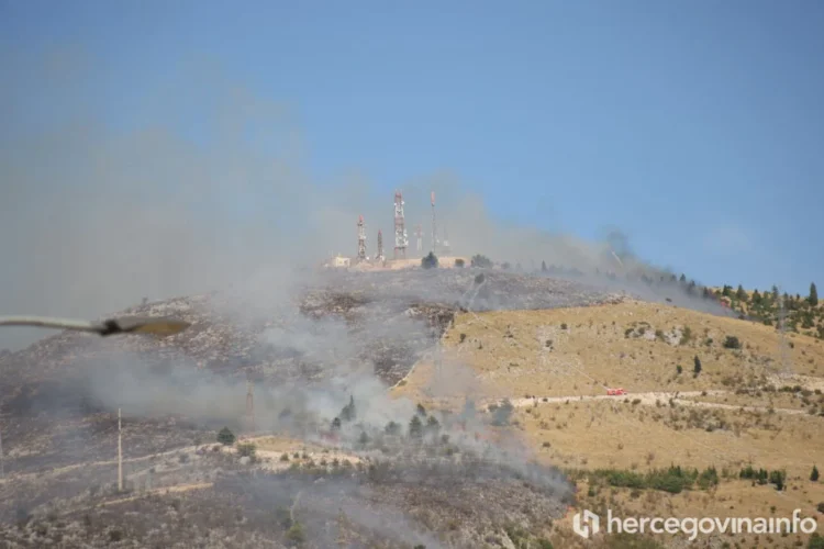 Minirano područje otežava borbu s požarom iznad Mostara – Helikopter OS BiH stiže u pomoć