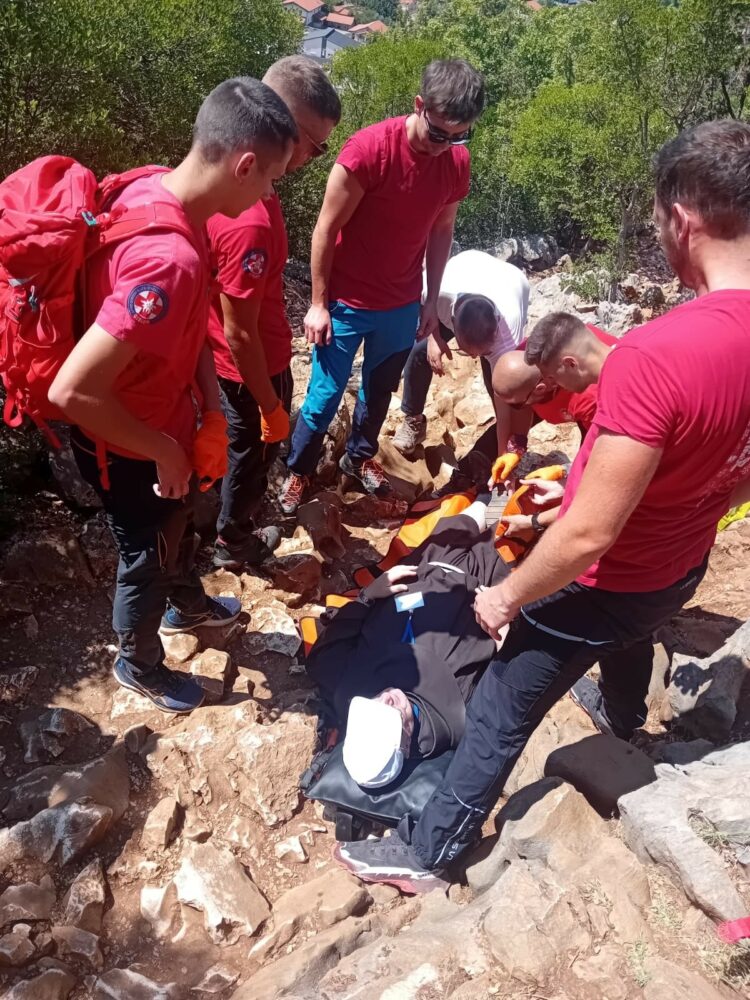 Intervencija HGSS-a Čitluk-Međugorje: Pomoć svećeniku sa ozljedom noge na Brdu Ukazanja