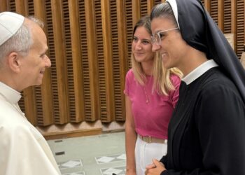 Hrvatska umjetnica darovala sliku Papi – uz nju bila i časna sestra iz Tomislavgrada