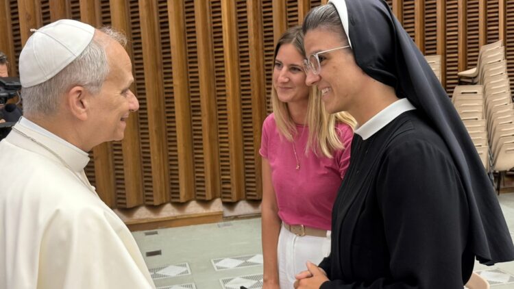 Hrvatska umjetnica darovala sliku Papi – uz nju bila i časna sestra iz Tomislavgrada