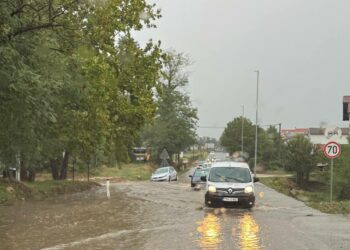 Kiša stvorila probleme u prometu: U Potpolju automobil sletio u kanal