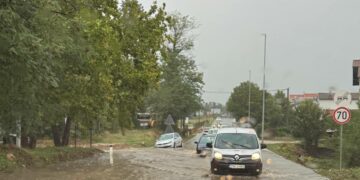 Kiša stvorila probleme u prometu: U Potpolju automobil sletio u kanal