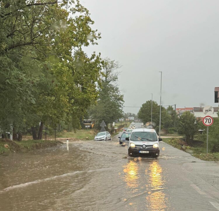 Kiša stvorila probleme u prometu: U Potpolju automobil sletio u kanal