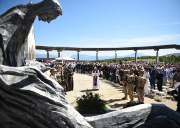 DOSTOJANSTVENA KOMEMORACIJA I MISA NA GROBLJU MIRA U SPOMEN SVIM ŽRTVAMA TOTALITARIZAMA