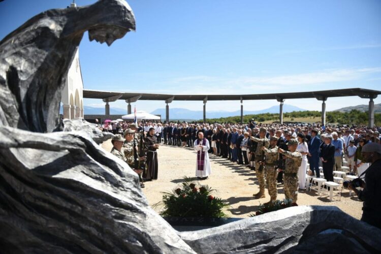 DOSTOJANSTVENA KOMEMORACIJA I MISA NA GROBLJU MIRA U SPOMEN SVIM ŽRTVAMA TOTALITARIZAMA