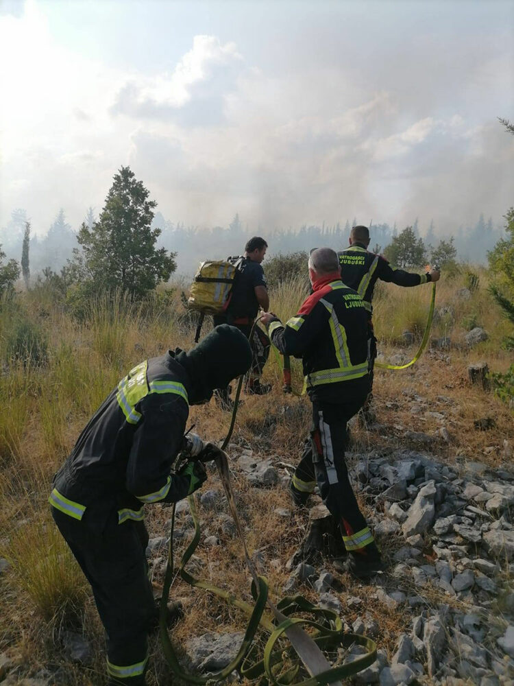 Požar u Ljubuškom gasilo 16 vatrogasaca