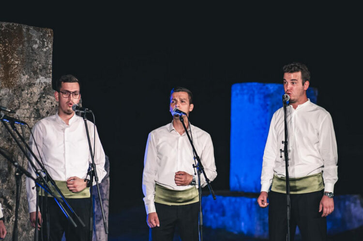 Održan treći susret klapa “Klape na Radimlji” – večer glazbe i tradicije u jedinstvenom ambijentu
