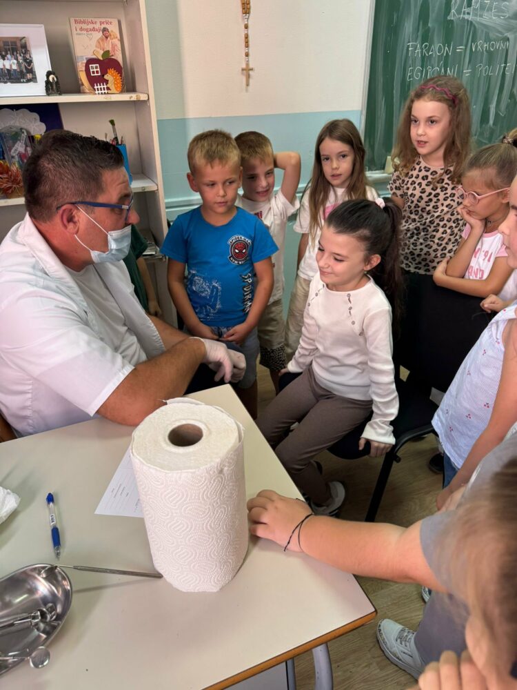 Održan besplatan stomatološki pregled za učenike u OŠ Bijakovići u sklopu programa “Zube pregledaj – Osmijeh sačuvaj”