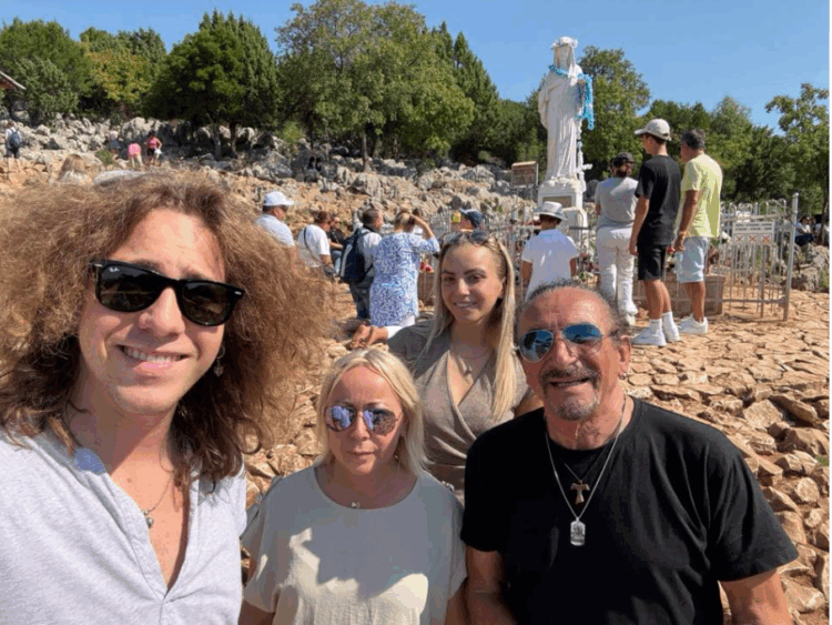 Poznati hrvatski pjevač Željko Bebek posjetio Međugorje