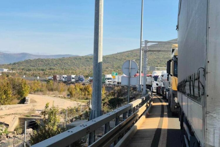 Zbog prosvjeda autoprijevoznika blokiran carinski terminal na Bijači