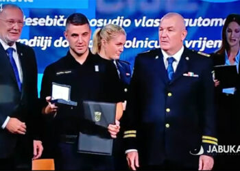 Ministar Božinović uručio zahvalnicu Brotnjaku Ivanu Martinoviću povodom obilježavanja Dana policije