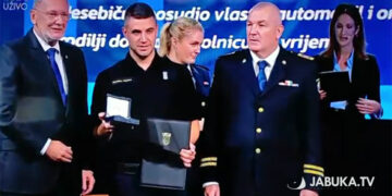 Ministar Božinović uručio zahvalnicu Brotnjaku Ivanu Martinoviću povodom obilježavanja Dana policije