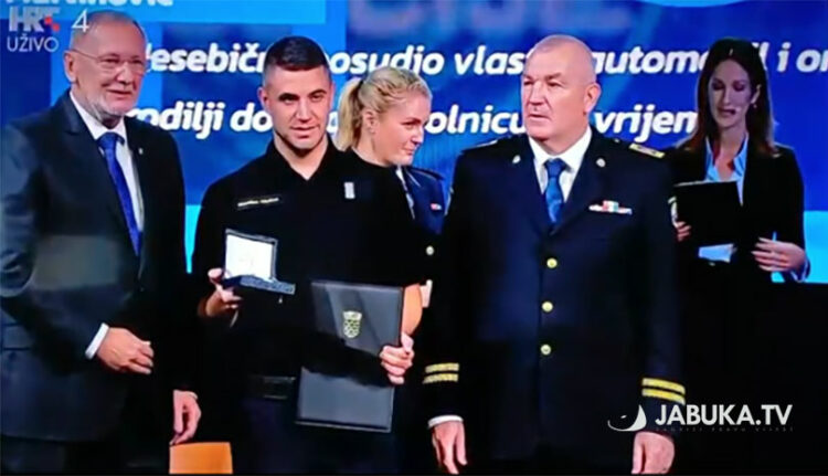 Ministar Božinović uručio zahvalnicu Brotnjaku Ivanu Martinoviću povodom obilježavanja Dana policije