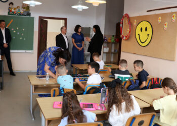 Vlada HNŽ: Predsjednica Buhač i ministar Velagić s prvašićima u povodu početka školske godine