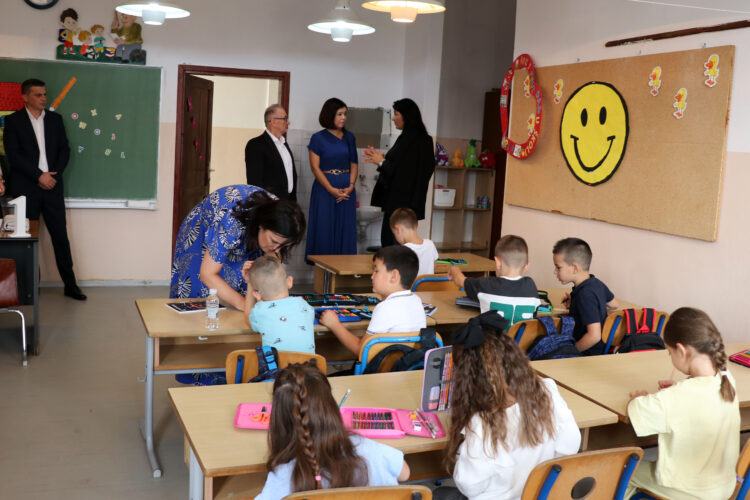 Vlada HNŽ: Predsjednica Buhač i ministar Velagić s prvašićima u povodu početka školske godine